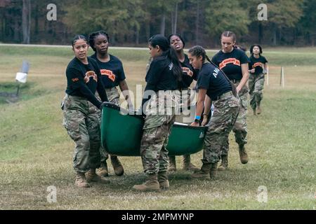 I cadetti JROTC dell'esercito della Grissom High School si sfidano nell'evento di test fisico della squadra il 5 novembre al 2022° Army JROTC National Raider Championships. Questo concorso all'aperto ha visto la partecipazione di squadre di cadetti JROTC di tutto il paese che si sono esibite in eventi di squadra impegnativi dal punto di vista fisico e mentale il 3-6 novembre presso il Gerald Lawhorn Boy Scout Camp di Molena, GA. (Foto di Sarah Windmueller, Stati Uniti Comando del cadetto dell'esercito per gli affari pubblici) Foto Stock