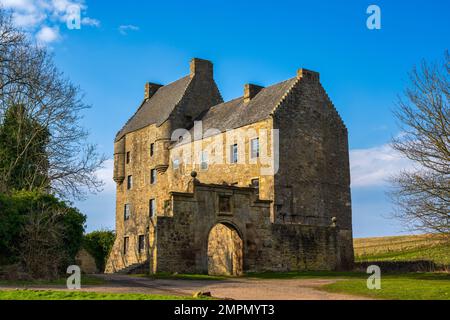 Castello di Midhope nella frazione di Abercorn sulla tenuta di Hopetoun in Lothian occidentale, Scozia, Regno Unito Foto Stock