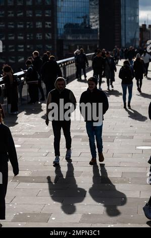 Londra, Regno Unito. 31st Jan, 2023. Ombre dei lavoratori della città che attraversano il London Bridge - clima invernale fresco nella City of London. Credit: Guy Bell/Alamy Live News Foto Stock