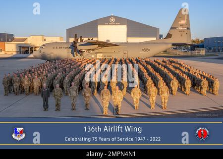 Quest’anno, la 136th Airlift Wing, Texas Air National Guard, commemora il suo 75th° anniversario ricordando la storia e l’eredità distintiva dei suoi settant’anni di cittadini Airmen pronti e disposti a rispondere alla chiamata della nostra nazione. Durante i suoi 75 anni di attività, l’ala ha giocato un ruolo significativo nella seconda guerra mondiale, nel conflitto coreano e nella guerra globale contro il terrorismo. Il modello 136th AW ha anche contribuito a un maggiore avvicinamento a casa, distribuendo personale e attrezzature di cui i colleghi texani hanno bisogno in tempi di necessità, soccorsi necessari durante disastri naturali come gli uragani Katrina e ha Foto Stock