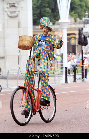 Chris Hoy, attrice e modella Kelly Brook, direttore dell'ambiente del sindaco di Londra, Kulveer Ranger e 55.000 londinesi partecipano al Mayor's Sky Ride nel centro di Londra. L'evento è stato il terzo e ultimo evento e fa parte della campagna nazionale per ottenere un milione di persone in bicicletta regolarmente entro il 2013. Londra, Regno Unito. 4th settembre 2011. Foto Stock