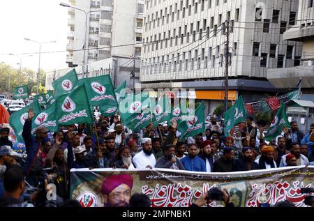 I membri di Sunni Tehreek (PST) stanno organizzando una manifestazione di protesta per aver fortemente condannato l'orrendo atto di dissacrazione del Santo Corano in Svezia, tenutosi presso il club stampa di Karachi martedì 31 gennaio 2023. Foto Stock