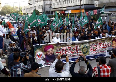 I membri di Sunni Tehreek (PST) stanno organizzando una manifestazione di protesta per aver fortemente condannato l'orrendo atto di dissacrazione del Santo Corano in Svezia, tenutosi presso il club stampa di Karachi martedì 31 gennaio 2023. Foto Stock