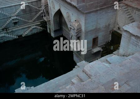 Il pozzo del passo di Toorji, Toorji ki Jhalara, costruito nel 1740.s.s. un pozzo a gradini intagliato a mano costruito per fornire acqua alla popolazione locale, Jodhpur, Rajasthan, India. Foto Stock