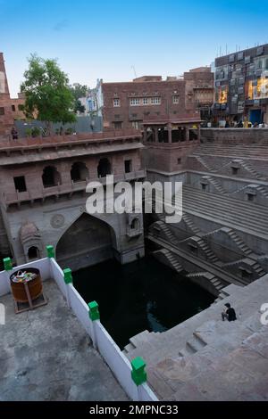 Il pozzo del passo di Toorji, Toorji ki Jhalara, costruito nel 1740.s.s. un pozzo a gradini intagliato a mano costruito per fornire acqua alla popolazione locale, Jodhpur, Rajasthan, India. Foto Stock