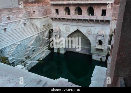 Il pozzo del passo di Toorji, Toorji ki Jhalara, costruito nel 1740.s.s. un pozzo a gradini intagliato a mano costruito per fornire acqua alla popolazione locale, Jodhpur, Rajasthan, India. Foto Stock