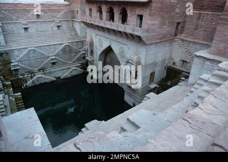 Il pozzo del passo di Toorji, Toorji ki Jhalara, costruito nel 1740.s.s. un pozzo a gradini intagliato a mano costruito per fornire acqua alla popolazione locale, Jodhpur, Rajasthan, India. Foto Stock