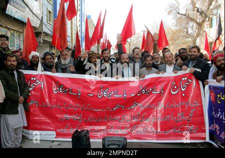 I membri della Federazione laburista del Balochistan stanno organizzando una manifestazione di protesta contro la disoccupazione massiccia, l'aumento dei prezzi dei prodotti per uso quotidiano e l'aumento dei prezzi per l'inflazione, che si tiene presso il club stampa di Quetta martedì 31 gennaio 2023. Foto Stock