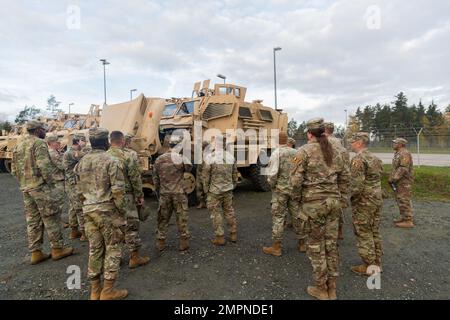 STATI UNITI Soldati dell'esercito assegnati alla Task Force Orion, 27th squadra di combattimento della Brigata di Fanteria, New York Army National Guard, ricevono istruzioni su come utilizzare M1224 veicoli MaxxPro protetti da imboscata resistente alle mine a Grafenwoehr, Germania, 6 novembre 2022. Task Force Orion è schierata in Germania a sostegno della missione congiunta multinazionale di formazione – Ucraina. Foto Stock