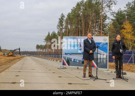 Vice primo Ministro e Ministro della Difesa Mariusz Blaszczak e Stati Uniti Mark Brzezinski, ambasciatore in Polonia, ha parlato durante la cerimonia di inaugurazione di due progetti di infrastrutture polacche a Podwitz, Polonia, il 7 novembre 2022. Una struttura sarà un sistema base aerea estraibile (impianti, apparecchiature e veicolo) e la seconda sarà lo stoccaggio del carburante. Foto Stock