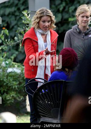 Christina Applegate, sopravvissuta al cancro, è tornata al lavoro dopo una doppia mastectomia nel mese di luglio. Christina è stata vista sul posto oggi filmare il suo film di successo "Samantha Who". Le riprese si sono svolte in un parco di North Hollywood. Los Angeles, California. 11/4/08. Foto Stock