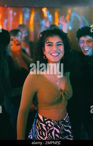 Ritratto di donna felice con amico ballare in discoteca Foto Stock