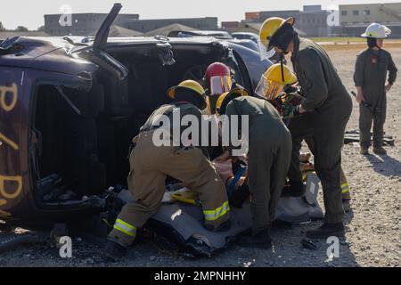 STATI UNITI I vigili del fuoco del corpo marino con recupero e antincendio degli aerei, Marine Wing Support Squadron (MWSS) 273, Marine Air Control Group 28, 2nd Marine Aircraft Wing, estraggono un incidente simulato da un veicolo ribaltato al Guardian Center, 7 novembre 2022. Marines con MWSS-273 ha esercitato la loro competenza con vari strumenti e la loro capacità di estrarre vittime da veicoli danneggiati e ribaltati. Foto Stock