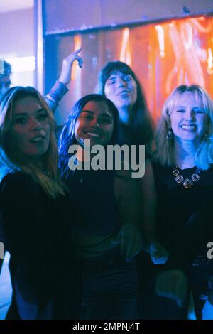 Ritratto di giovani donne multirazziali felici godendosi insieme al nightclub Foto Stock