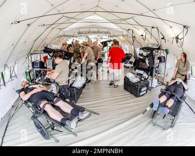 I militari assegnati al 181st Medical Group, Indiana Air National Guard valutano i pazienti ed eseguono procedure di emergenza simulate in una tenda medica durante il 19th Chemical, Biological, Radiological, Nuclear, E esplosivi ad alto rendimento pacchetto di forza di risposta avanzata Valutazione pre-esterna evento di formazione collettiva dell'anno di sostegno al Camp Atterbury Joint manovration Training Center, Ind., 11 agosto 2022. L'elemento medico del CERFP 19th assiste le vittime di incidenti di emergenza e di emergenza per fornire una valutazione critica del tempo, la documentazione e il supporto medico di emergenza sul posto, preparando un Foto Stock