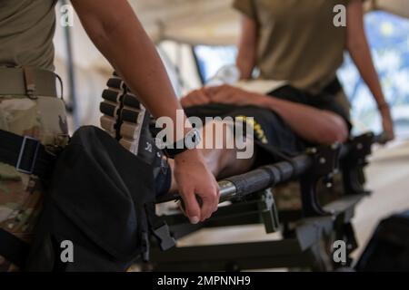 I militari assegnati al 181st Medical Group, Indiana Air National Guard valutano i pazienti ed eseguono procedure di emergenza simulate in una tenda medica durante il 19th Chemical, Biological, Radiological, Nuclear, E esplosivi ad alto rendimento pacchetto di forza di risposta avanzata Valutazione pre-esterna evento di formazione collettiva dell'anno di sostegno al Camp Atterbury Joint manovration Training Center, Ind., 11 agosto 2022. L'elemento medico del CERFP 19th assiste le vittime di incidenti di emergenza e di emergenza per fornire una valutazione critica del tempo, la documentazione e il supporto medico di emergenza sul posto, preparando un Foto Stock