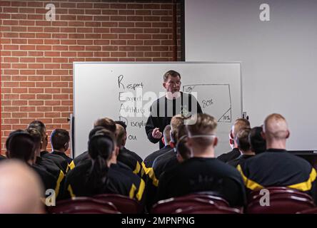 Il generale David Hodne, comandante della divisione fanteria del 4th e di Fort Carson, parla ai nuovi soldati della divisione Ivy durante un breve breve discorso per i nuovi arrivati, presso l'Hub di Fort Carson, Colorado. Hodne chiese a molti dei soldati da dove provenivano e da quale sarebbe stato il loro lavoro a Fort Carson, per saperne di più sui soldati. Foto Stock