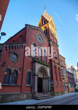 Manchester UK Jan 2023 St Mary's catholic Church gemma nascosto in Mulberry Street, nel centro di Manchester Foto Stock