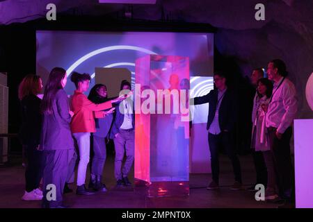 Colleghi di affari multirazziali che discutono sopra esposizione del vetro durante il seminario nell'evento della conferenza Foto Stock