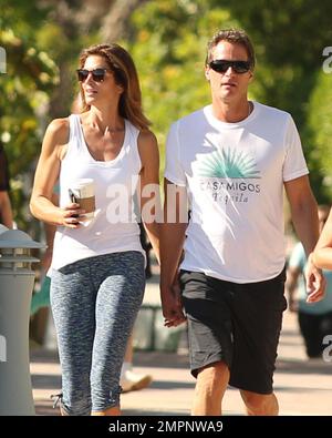 Cindy Crawford e il marito Rande Gerber sono visti per una passeggiata a Miami, Florida. Ottobre 5th, 2015. Foto Stock