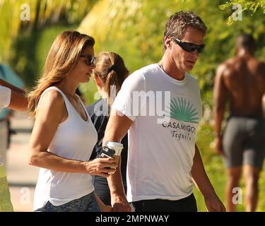 Cindy Crawford e il marito Rande Gerber sono visti per una passeggiata a Miami, Florida. Ottobre 5th, 2015. Foto Stock