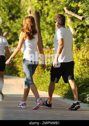 Cindy Crawford e il marito Rande Gerber sono visti per una passeggiata a Miami, Florida. Ottobre 5th, 2015. Foto Stock