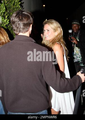 La modella e attrice Cindy Taylor trascorre una serata con gli amici al Crown Bar di Los Angeles, California. 6/25/08. Foto Stock