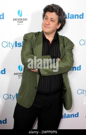 Raymond De Felitta cammina sul tappeto rosso alla prima di 'City Island' tenuta al Landmark Theatre. Los Angeles, California. 03/15/10. . Foto Stock