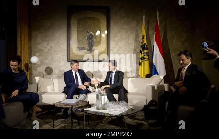 DEN BOSCH - il primo ministro Jan Jambon e il primo ministro Mark Rutte durante il vertice del governo olandese-fiammingo. Una delegazione dei governi olandese e fiammingo si riunisce per promuovere una buona cooperazione in molti settori. ANP KOEN VAN WEEL netherlands out - belgium out Foto Stock