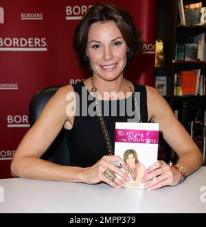 La contessa Luann deLesseps parla con i fan e firma copie del suo libro 'Classe con la contessa' a Borders Books a New York, NY 1/21/10. . Foto Stock