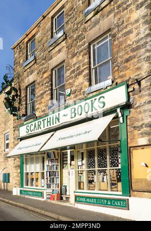 Cromford Village Cromford Derbyshire Scarthin prenota una libreria e un caffè sulla Promenade Cromford Derbyshire Dales Derbyshire Inghilterra Regno Unito GB Europa Foto Stock