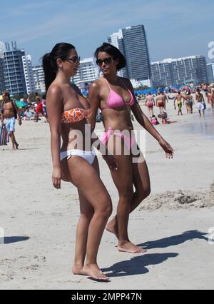 Claudia Jordan è visto mostrare la sua figura in un bikini rosa come lei passa la giornata in spiaggia con gli amici e visto scattare foto con i tifosi. Miami Beach, Florida. Marzo 21, 2015. Foto Stock