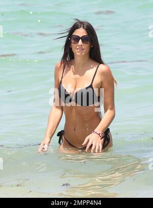 La Model Claudia Romani fa una foto scattata in un bikini nero a Miami Beach, Florida. Luglio 18, 2014. Foto Stock