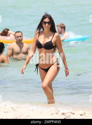 La Model Claudia Romani fa una foto scattata in un bikini nero a Miami Beach, Florida. Luglio 18, 2014. Foto Stock