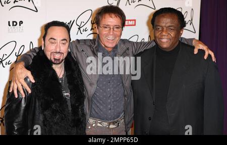 David Gest, Cliff Richard e Lamont Dozier posano per i fotografi in una conferenza stampa tenutasi a Gilgamesh annunciando che la pop star inglese Cliff Richard, 70, duetta con una serie di leggende dell'anima sul suo nuovo album EMI prodotto da Lamont Dozier, Ashford & Simpson con David Gest, Ex marito di Liza Minnelli, come produttore esecutivo. Londra, Regno Unito. 03/07/11. Foto Stock