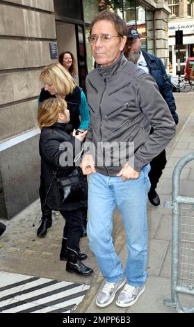 Sir Cliff Richard firma un autografo per un giovane fan mentre fa un'apparizione alla BBC radio 2 per i bambini in stato di bisogno. Il rocker di 71 anni ha detto che 'non poteva preoccuparsi di meno' circa la nuova stazione radio di roccia Absolute radio 60s ha riferito la recente decisione di vietare la sua musica perché non era considerata abbastanza fredda. Disse: "Non sono ferito. Non possono terminare la mia carriera. Ho appena avuto un album numero dieci a 71. Come posso forse lamentarmi? Ma è ingiusto per il pubblico, sta dicendo una bugia. Omettendo la musica di qualcuno, si dice una menzogna sul passato." Le relazioni affermano che Sir Cliff non ha alcun rimpianto Foto Stock