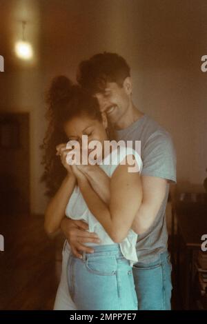 Felice coppia romantica trascorrere il tempo libero a casa Foto Stock
