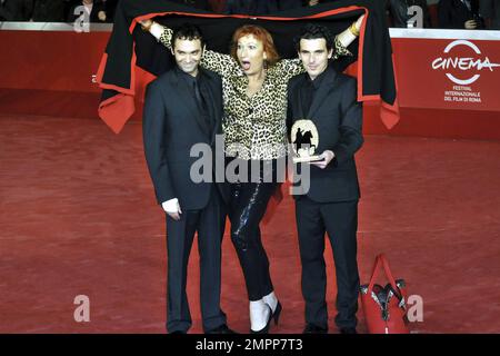 Virgile Bramy, Zazie de Paris e Olias Barco con il premio Best Film per 'Kill Me Please' alla cerimonia di premiazione finale per il Festival Internazionale del Cinema di Roma. Roma, Italia. 11/5/10. Foto Stock