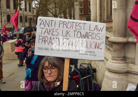 Londra, Regno Unito. 31st gennaio 2023. Unisci per la Giustizia raduna fuori dalle Corti reali di Giustizia. I manifestanti si sono riuniti chiedendo giustizia per gli attivisti ambientali uccisi in tutto il mondo, e in solidarietà con gli attivisti incarcerati. Credit: Vuk Valcic/Alamy Live News. Foto Stock