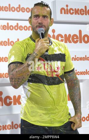 WWE STAR, CM Punk si trova nella Sala dei Premi dopo essere stato 'dimesso' al Nickelodeon Kid's Choice Awards 2011 che si tiene al Sydney Entertainment Centre. Sydney, Australia. 7th ottobre 2011. Foto Stock