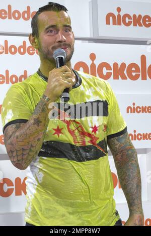 WWE STAR, CM Punk si trova nella Sala dei Premi dopo essere stato 'dimesso' al Nickelodeon Kid's Choice Awards 2011 che si tiene al Sydney Entertainment Centre. Sydney, Australia. 7th ottobre 2011. Foto Stock