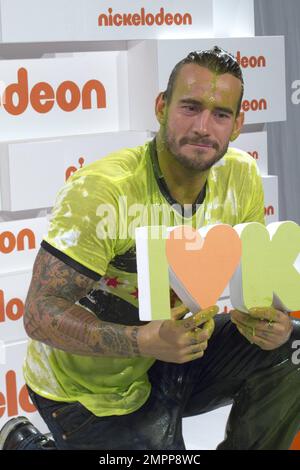 WWE STAR, CM Punk si trova nella Sala dei Premi dopo essere stato 'dimesso' al Nickelodeon Kid's Choice Awards 2011 che si tiene al Sydney Entertainment Centre. Sydney, Australia. 7th ottobre 2011. Foto Stock