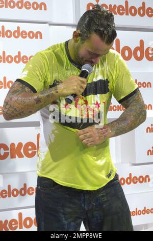 WWE STAR, CM Punk si trova nella Sala dei Premi dopo essere stato 'dimesso' al Nickelodeon Kid's Choice Awards 2011 che si tiene al Sydney Entertainment Centre. Sydney, Australia. 7th ottobre 2011. Foto Stock