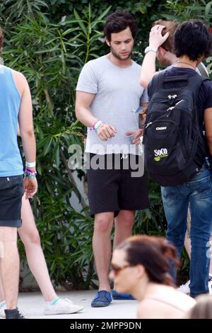 La star 'gossip Girl' Penn Badgley al terzo giorno del Coachella Music and Arts Festival. Indio, California. 4/18/10. Foto Stock