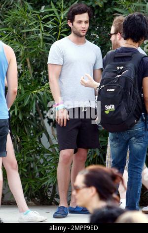 La star 'gossip Girl' Penn Badgley al terzo giorno del Coachella Music and Arts Festival. Indio, California. 4/18/10. . Foto Stock