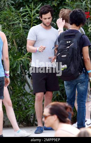 La star 'gossip Girl' Penn Badgley al terzo giorno del Coachella Music and Arts Festival. Indio, California. 4/18/10. . Foto Stock