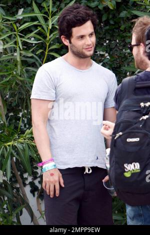 La star 'gossip Girl' Penn Badgley al terzo giorno del Coachella Music and Arts Festival. Indio, California. 4/18/10. . Foto Stock