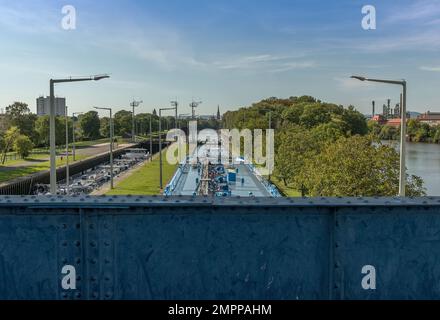 Una nave da carico entra nella serratura di Griesheim, Francoforte, Germania Foto Stock