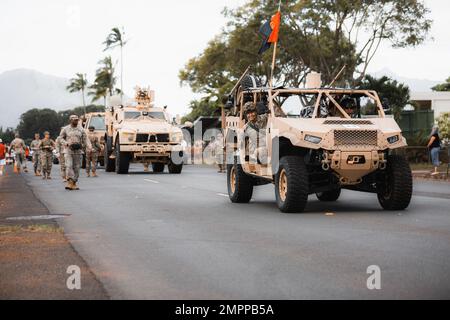 I soldati assegnati a 3rd squadre di combattimento della Brigata di Fanteria, 25th Divisione di Fanteria, guidano veicoli militari e camminano lungo California Ave. Durante la 76th° parata annuale dei veterani del Wahiawa Lions Club, a Wahiawa, 11 novembre 2022. Foto Stock