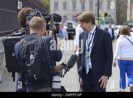Robin Walker MP (con: Worcester - presidente del Comitato di selezione per l'istruzione) intervistato al suo arrivo al Parlamento, il 2022 luglio Foto Stock